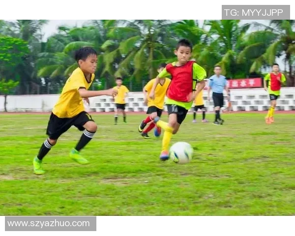 足球明星双手叉腰展现自信风采的精彩瞬间与背后故事